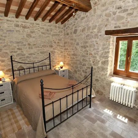 House Overlooking Near Tuscany Casella (Umbria)