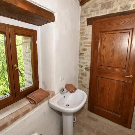 House Overlooking Near Tuscany Feriehus