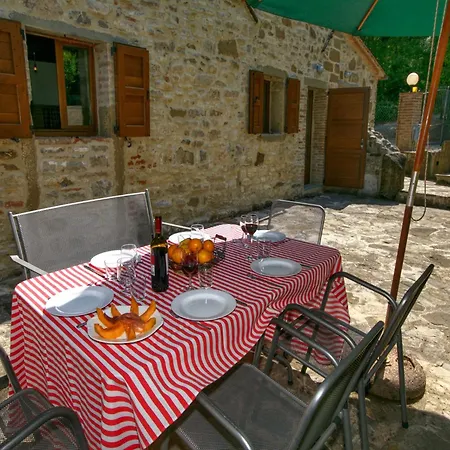 House Overlooking Near Tuscany בית נופש